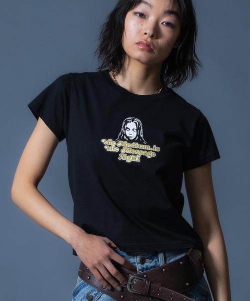 X-girl(エックスガール)の「GLITTER LOGO AND FACE S/S BABY TEE(Tシャツ/カットソー・レディース・ブラック/ホワイト/レッド・S/M)」の3枚目の写真