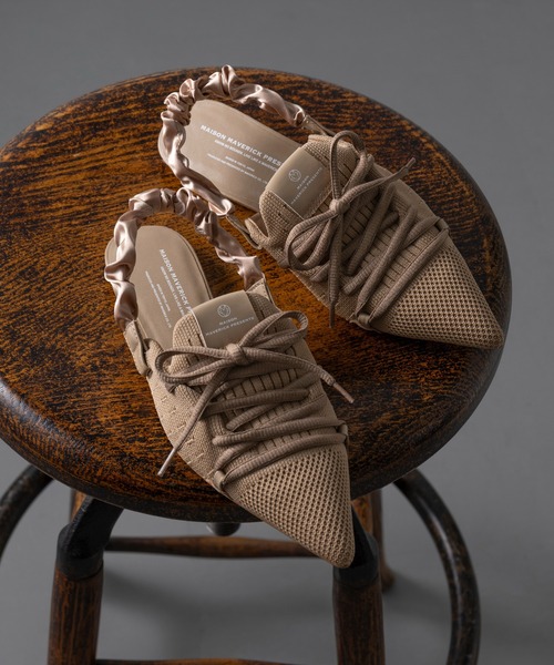 MAISON MAVERICK PRESENTS(メゾンマベリックプレゼンツ)の「【MAISON MAVERICK PRESENTS】Lace-Up Shushuback Flats(パンプス・レディース・ブラック/キャメル・M/S/L)」の1枚目の写真