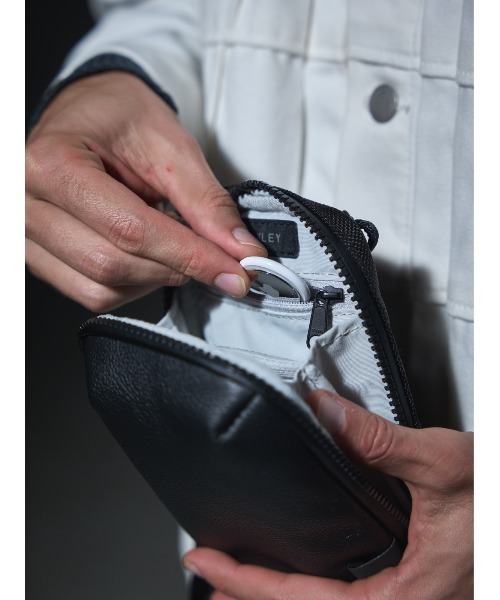 WEXLEY(ウェクスレイ)の「4WAY VERTICAL SLING / LEATHER JAPAN LIMITED EDITION(ショルダーバッグ・メンズ・ブラック・ONE SIZE)」の7枚目の写真