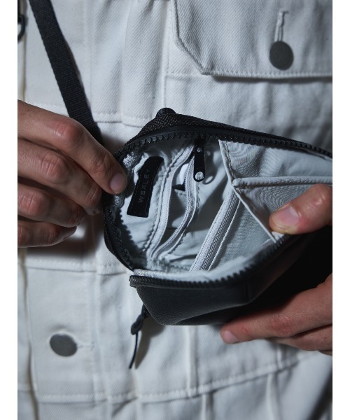WEXLEY(ウェクスレイ)の「4WAY VERTICAL SLING / LEATHER JAPAN LIMITED EDITION(ショルダーバッグ・メンズ・ブラック・ONE SIZE)」の8枚目の写真