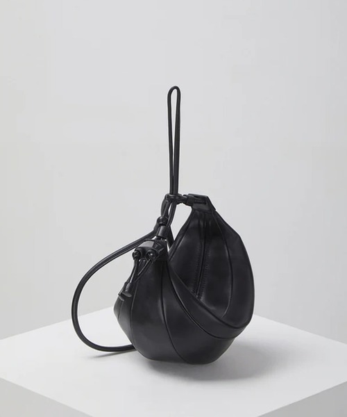 Archivepke（アーカイブエプク）の「Archivepke/アーカイブエプク Fling bag 羊革 シグネチャーバッグ ショルダーバッグ 2026年 夏 夏服（ショルダーバッグ・レディース・ブラック・FREE）」の6枚目の写真