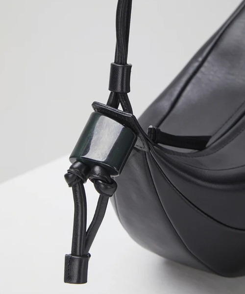 Archivepke（アーカイブエプク）の「Archivepke/アーカイブエプク Fling bag 羊革 シグネチャーバッグ ショルダーバッグ 2026年 夏 夏服（ショルダーバッグ・レディース・ブラック・FREE）」の7枚目の写真