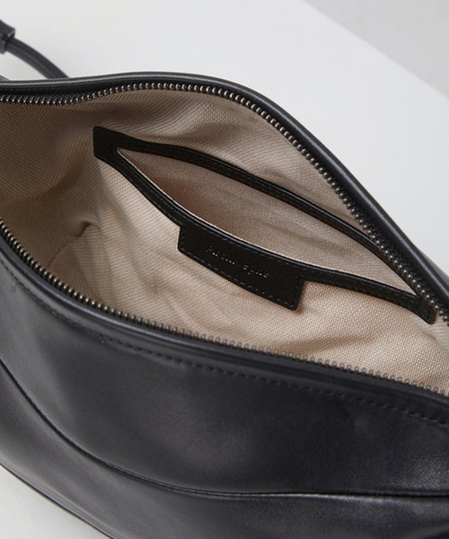 Archivepke（アーカイブエプク）の「Archivepke/アーカイブエプク Fling bag 羊革 シグネチャーバッグ ショルダーバッグ 2026年 夏 夏服（ショルダーバッグ・レディース・ブラック・FREE）」の8枚目の写真