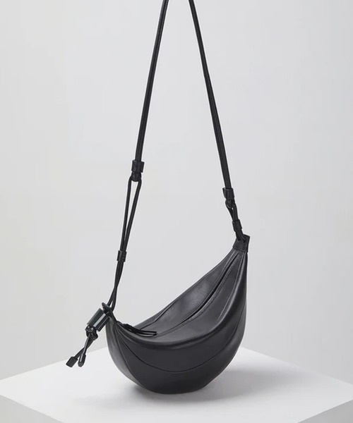 Archivepke（アーカイブエプク）の「Archivepke/アーカイブエプク Fling bag 羊革 シグネチャーバッグ ショルダーバッグ 2026年 夏 夏服（ショルダーバッグ・レディース・ブラック・FREE）」の2枚目の写真
