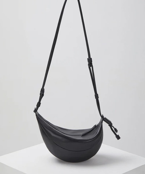 Archivepke（アーカイブエプク）の「Archivepke/アーカイブエプク Fling bag 羊革 シグネチャーバッグ ショルダーバッグ 2026年 夏 夏服（ショルダーバッグ・レディース・ブラック・FREE）」の3枚目の写真