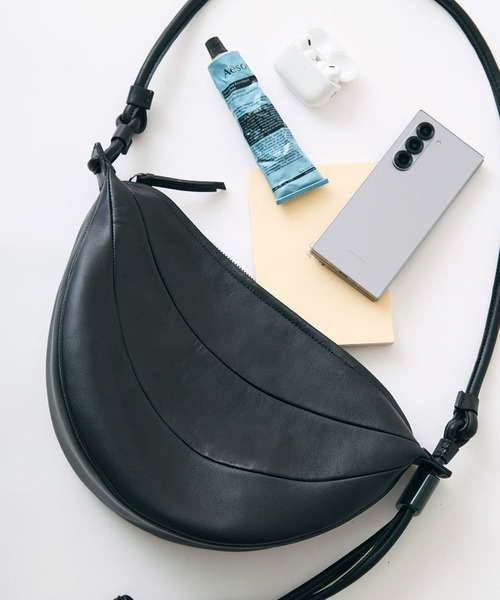 Archivepke（アーカイブエプク）の「Archivepke/アーカイブエプク Fling bag 羊革 シグネチャーバッグ ショルダーバッグ 2026年 夏 夏服（ショルダーバッグ・レディース・ブラック・FREE）」の9枚目の写真