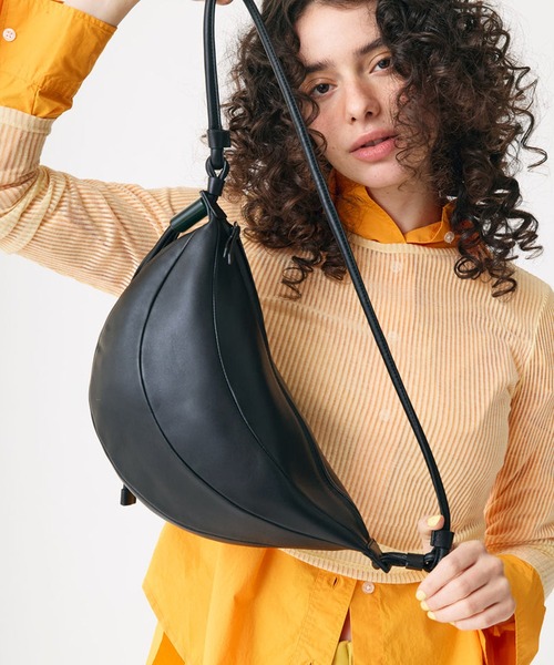 Archivepke（アーカイブエプク）の「Archivepke/アーカイブエプク Fling bag 羊革 シグネチャーバッグ ショルダーバッグ 2026年 夏 夏服（ショルダーバッグ・レディース・ブラック・FREE）」の4枚目の写真