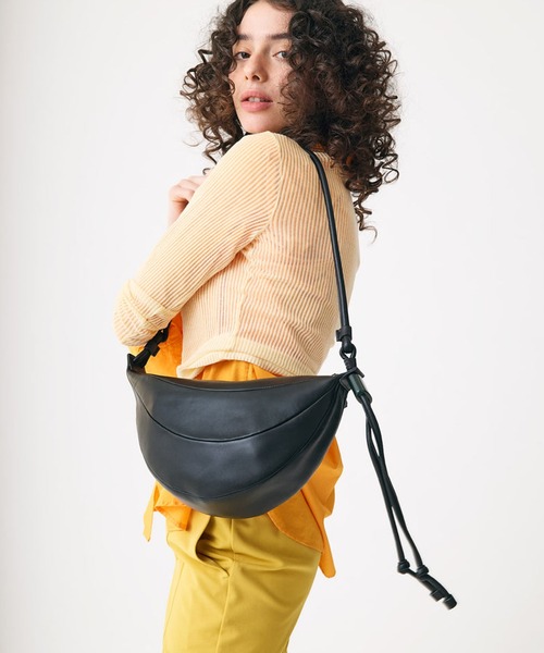 Archivepke（アーカイブエプク）の「Archivepke/アーカイブエプク Fling bag 羊革 シグネチャーバッグ ショルダーバッグ 2026年 夏 夏服（ショルダーバッグ・レディース・ブラック・FREE）」の5枚目の写真