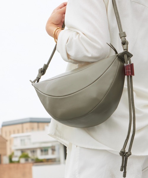 Archivepke(アーカイブエプク)の「Archivepke/アーカイブエプク Fling bag 羊革 シグネチャーバッグ ショルダーバッグ 秋 秋服 2026年秋冬(ショルダーバッグ・レディース・ブラック/グレー/ブラウン・FREE)」の16枚目の写真