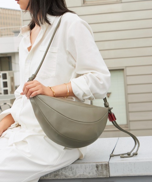 Archivepke(アーカイブエプク)の「Archivepke/アーカイブエプク Fling bag 羊革 シグネチャーバッグ ショルダーバッグ 秋 秋服 2026年秋冬(ショルダーバッグ・レディース・ブラック/グレー/ブラウン・FREE)」の15枚目の写真