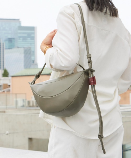 Archivepke(アーカイブエプク)の「Archivepke/アーカイブエプク Fling bag 羊革 シグネチャーバッグ ショルダーバッグ 秋 秋服 2026年秋冬(ショルダーバッグ・レディース・ブラック/グレー/ブラウン・FREE)」の14枚目の写真