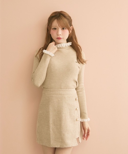 TITTY&CO.(ティティーアンドコー)の「フリルハイネックニット(ニット/セーター・レディース・ベージュ/グレー/ブラック/アイボリー・FREE)」の1枚目の写真