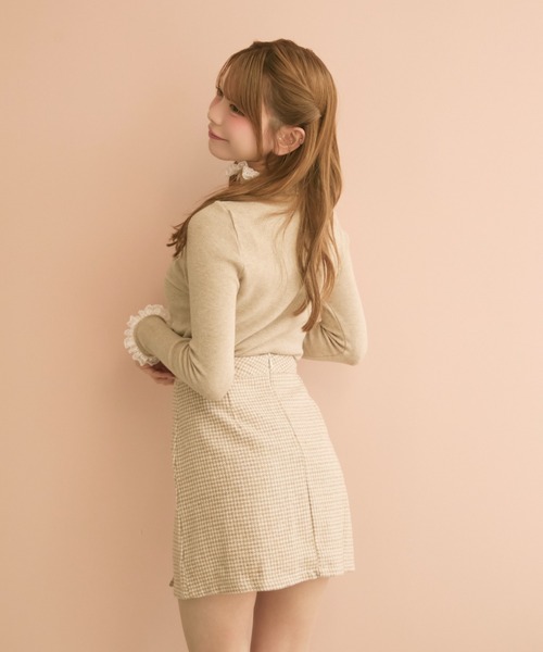 TITTY&CO.(ティティーアンドコー)の「フリルハイネックニット(ニット/セーター・レディース・ベージュ/グレー/ブラック/アイボリー・FREE)」の5枚目の写真