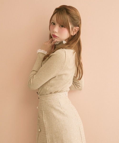 TITTY&CO.(ティティーアンドコー)の「フリルハイネックニット(ニット/セーター・レディース・ベージュ/グレー/ブラック/アイボリー・FREE)」の6枚目の写真