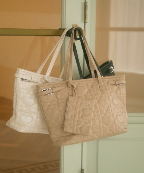 TITTY&CO.（ティティーアンドコー）の「ハートキルティングトートバッグ（トートバッグ・レディース・ブラック/ベージュ/アイボリー・FREE）」の3枚目の写真