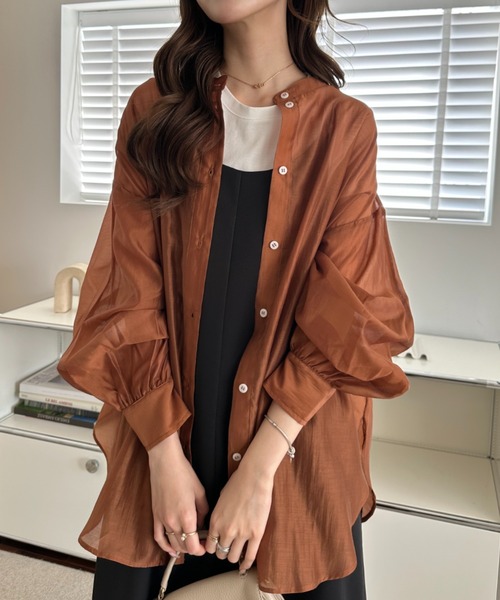 umune(ウムネ)の「シアーシャツ バンドカラー 立ち襟 ボリューム袖 パフスリーブ 長袖 ブラウス 羽織り 透け感 ロング丈 ゆったり 秋 冬(シャツ/ブラウス・レディース・テラコッタ/ライトベージュ/ライラック・FREE)」の2枚目の写真