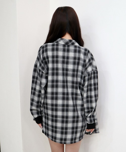 CECIL McBEE(セシルマクビー)の「袖口リブエコチェックシャツ(シャツ/ブラウス・レディース・ブラック/ブラウン・MEDIUM/LARGE)」の4枚目の写真