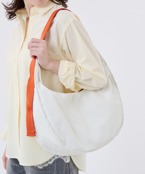LeSportsac（レスポートサック）の「LG HAMMOCK ADJ BAG メレンゲ/マンダリンウェビング（ショルダーバッグ・レディース・ホワイト・FREE）」の2枚目の写真