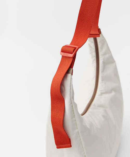 LeSportsac（レスポートサック）の「LG HAMMOCK ADJ BAG メレンゲ/マンダリンウェビング（ショルダーバッグ・レディース・ホワイト・FREE）」の11枚目の写真