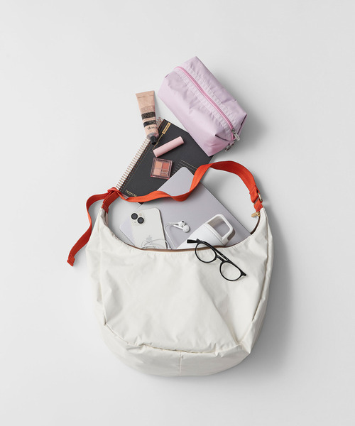 LeSportsac（レスポートサック）の「LG HAMMOCK ADJ BAG メレンゲ/マンダリンウェビング（ショルダーバッグ・レディース・ホワイト・FREE）」の14枚目の写真