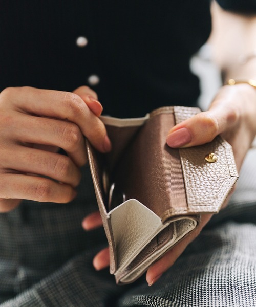 E'POR(エポール)の「【E'POR】JUDD Wallet Mini(三つ折りミニ財布)(財布・レディース・ワイン/サックスブルー/イエロー/ブラック/ベージュ系その他/ライトグレー・FREE)」の4枚目の写真