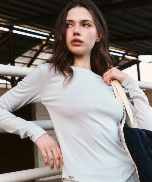ERER(エルエル)の「Logo Label long-sleeved T-shirt Gracy Blue(Tシャツ/カットソー・レディース・ライトブルーグレー・F)」の1枚目の写真
