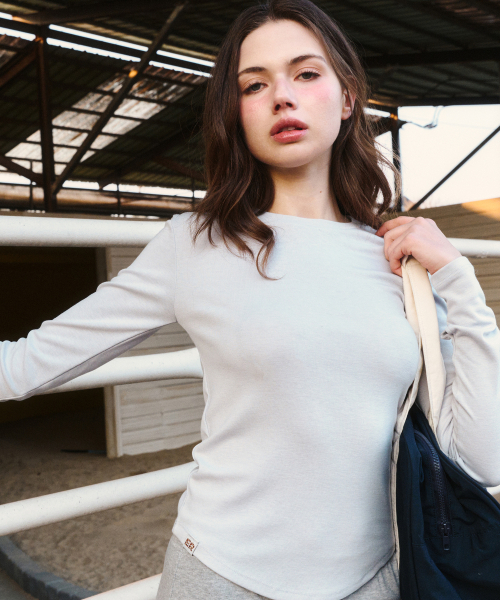 ERER(エルエル)の「Logo Label long-sleeved T-shirt Gracy Blue(Tシャツ/カットソー・レディース・ライトブルーグレー・F)」の2枚目の写真