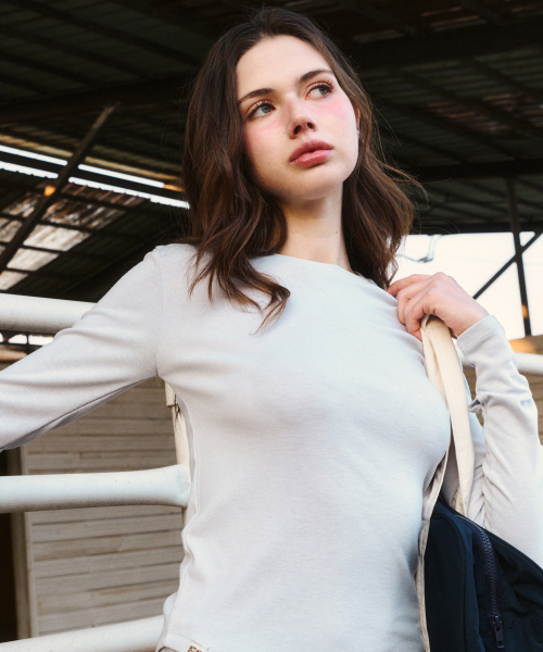 ERER(エルエル)の「Logo Label long-sleeved T-shirt Gracy Blue(Tシャツ/カットソー・レディース・ライトブルーグレー・F)」の3枚目の写真