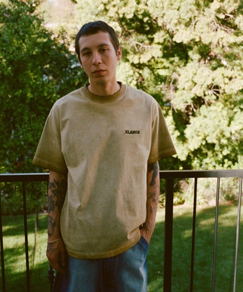 XLARGE(エクストララージ)の「STANDARD LOGO FADE S/S TEE(Tシャツ/カットソー・メンズ・オリーブ/パープル/ブラック・S/M/L/XL)」の2枚目の写真