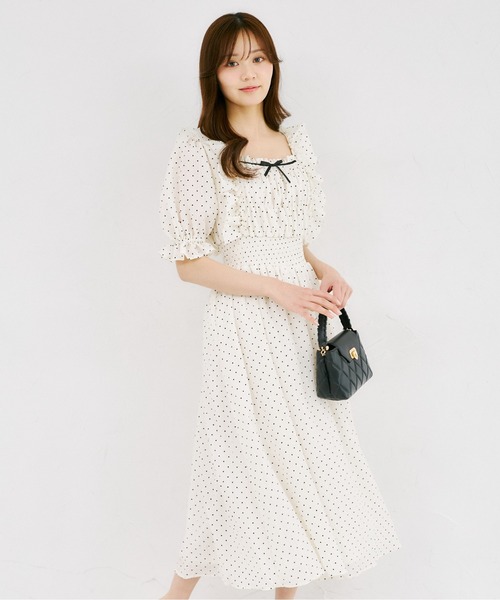 tocco closet(トッコ クローゼット)の「リボン&フリル付きウエストシャーリングドットワンピース(ワンピース・レディース・オフホワイト/ブラック・M)」の1枚目の写真