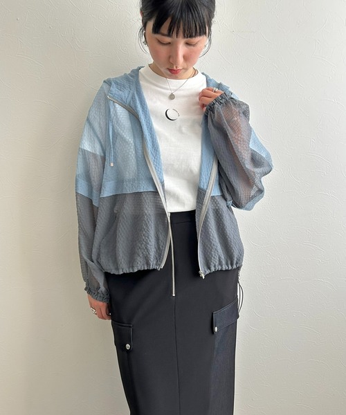 LHELBIE(レルビエ)の「バイカラーシアーアノラックブルゾン(ブルゾン・レディース・ブルー/ブラック/イエロー系・M)」の21枚目の写真