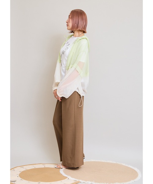 LHELBIE(レルビエ)の「バイカラーシアーアノラックブルゾン(ブルゾン・レディース・ブルー/ブラック/イエロー系・M)」の4枚目の写真