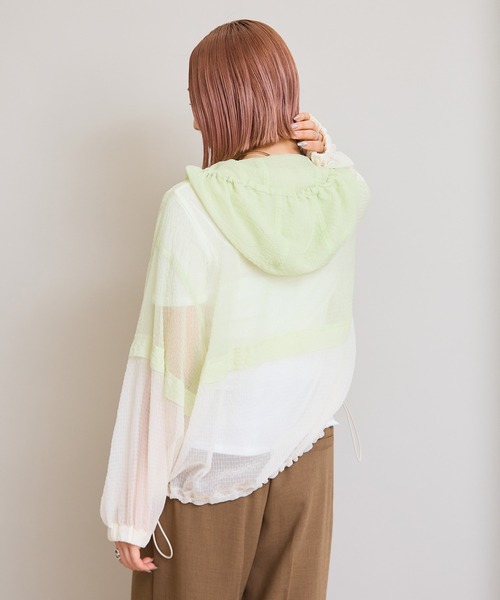 LHELBIE(レルビエ)の「バイカラーシアーアノラックブルゾン(ブルゾン・レディース・ブルー/ブラック/イエロー系・M)」の15枚目の写真