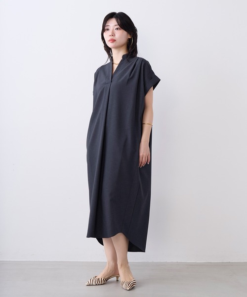 MICA&DEAL(マイカ&ディール)の「タックショルダーワンピース〈2サイズ展開〉(ワンピース・レディース・ブラウン/ブルー/ライトベージュ/ネイビー・36/38)」の3枚目の写真