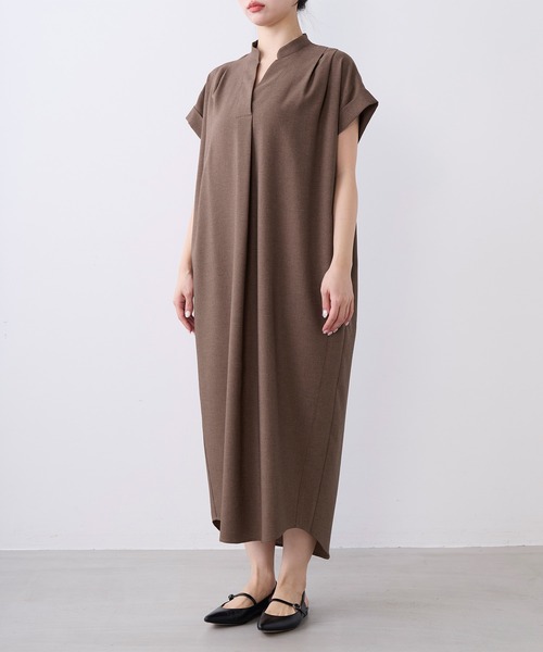 MICA&DEAL(マイカ&ディール)の「タックショルダーワンピース〈2サイズ展開〉(ワンピース・レディース・ブラウン/ブルー/ライトベージュ/ネイビー・36/38)」の5枚目の写真