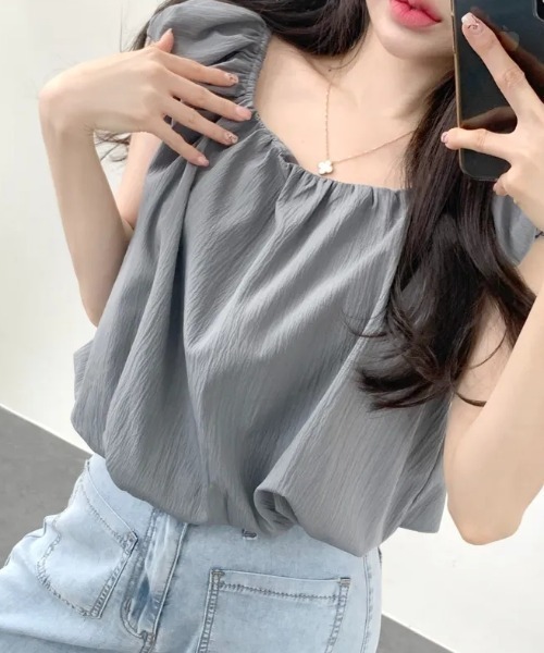AMAJI(アマジ)の「スクエアネック ギャザー フレンチスリーブ フレア裾 ショート丈 ブラウス(シャツ/ブラウス・レディース・ブラック/ホワイト/グレー・FREE)」の3枚目の写真