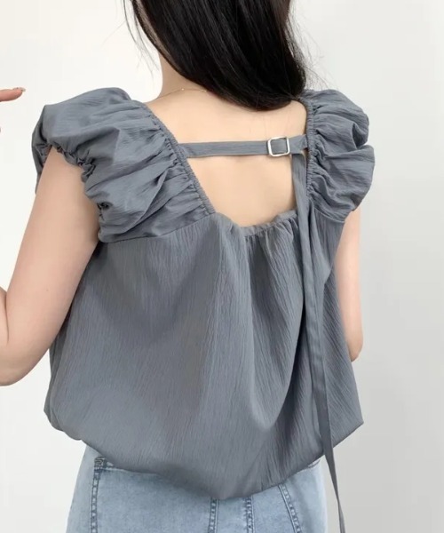 AMAJI(アマジ)の「スクエアネック ギャザー フレンチスリーブ フレア裾 ショート丈 ブラウス(シャツ/ブラウス・レディース・ブラック/ホワイト/グレー・FREE)」の8枚目の写真