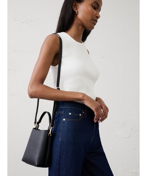 BANANA REPUBLIC FACTORY STORE(バナナリパブリック ファクトリーストア)の「BANANA REPUBLIC FACTORY STORE ヴィーガンレザー マイクロ ミニ バケット クロスボディバッグ(ショルダーバッグ・レディース・ブラック/ホワイト/レッド/レオパード・ONE SIZE)」の9枚目の写真