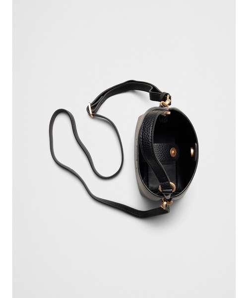 BANANA REPUBLIC FACTORY STORE(バナナリパブリック ファクトリーストア)の「BANANA REPUBLIC FACTORY STORE ヴィーガンレザー マイクロ ミニ バケット クロスボディバッグ(ショルダーバッグ・レディース・ブラック/ホワイト/レッド/レオパード・ONE SIZE)」の10枚目の写真