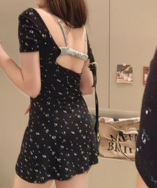 GLAMOROUS JANE(グラマラスジェーン)の「バックオープン小花プリントヘンリーネックミニワンピース(ワンピース・レディース・ネイビー/ブラック・FREE)」の2枚目の写真
