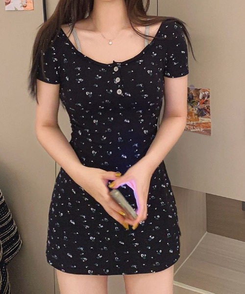 GLAMOROUS JANE(グラマラスジェーン)の「バックオープン小花プリントヘンリーネックミニワンピース(ワンピース・レディース・ネイビー/ブラック・FREE)」の10枚目の写真