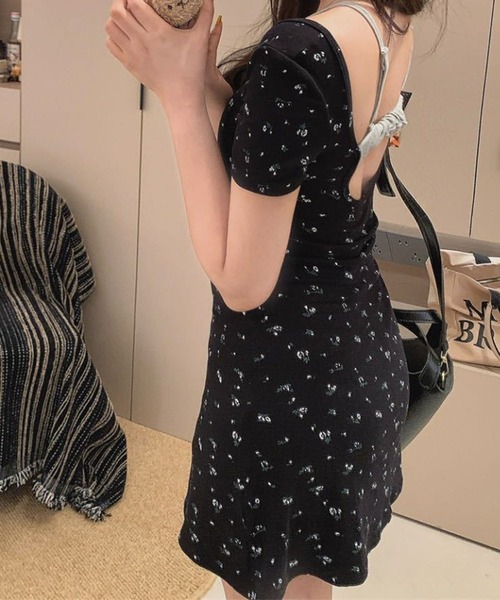 GLAMOROUS JANE(グラマラスジェーン)の「バックオープン小花プリントヘンリーネックミニワンピース(ワンピース・レディース・ネイビー/ブラック・FREE)」の9枚目の写真