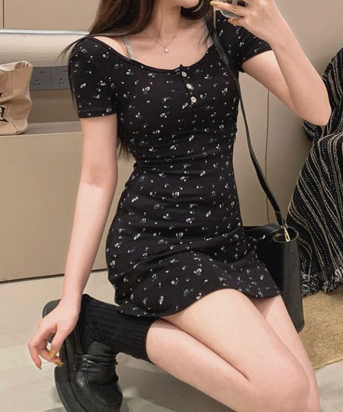 GLAMOROUS JANE(グラマラスジェーン)の「バックオープン小花プリントヘンリーネックミニワンピース(ワンピース・レディース・ネイビー/ブラック・FREE)」の7枚目の写真