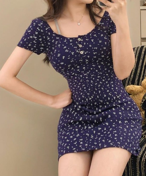 GLAMOROUS JANE(グラマラスジェーン)の「バックオープン小花プリントヘンリーネックミニワンピース(ワンピース・レディース・ネイビー/ブラック・FREE)」の6枚目の写真
