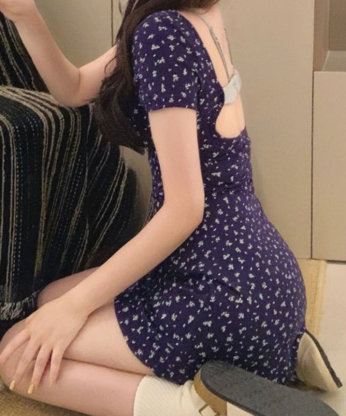 GLAMOROUS JANE(グラマラスジェーン)の「バックオープン小花プリントヘンリーネックミニワンピース(ワンピース・レディース・ネイビー/ブラック・FREE)」の5枚目の写真