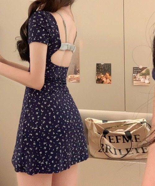 GLAMOROUS JANE(グラマラスジェーン)の「バックオープン小花プリントヘンリーネックミニワンピース(ワンピース・レディース・ネイビー/ブラック・FREE)」の4枚目の写真