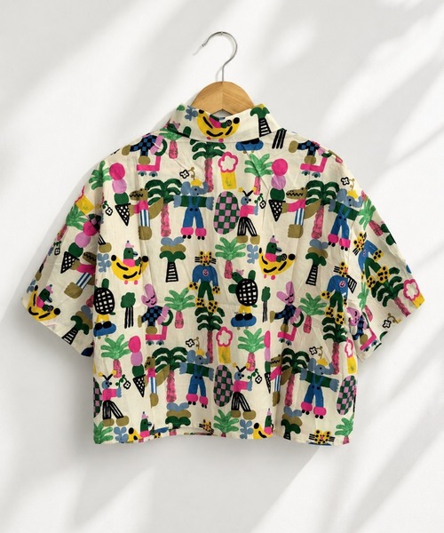 KONVINI(コンビニ)の「【KONVINI select】ポップイラスト総柄 クロップド 半袖シャツ(シャツ/ブラウス・レディース・ホワイト・FREE)」の6枚目の写真