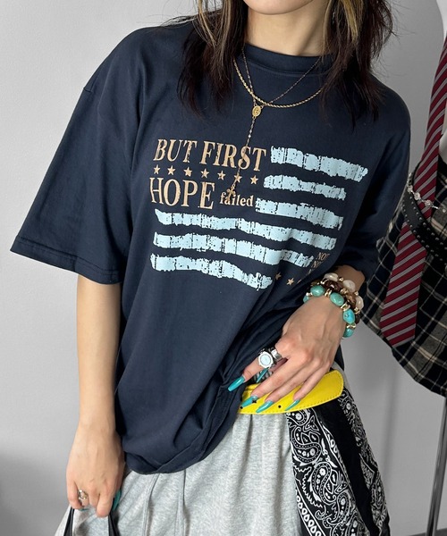 MATU:TA(マトゥータ)の「ヴィンテージフラッグロゴオーバーTシャツ / 海外ガール ロゴTシャツ オーバーTシャツ 半袖 ビッグシルエット ルーズ カジュアル ストリート 韓国 デイリー 3カラー ホワイト ネイビー チャコール(Tシャツ/カットソー・レディース・ホワイト/チャコールグレー/ネイビー・FREE)」の3枚目の写真