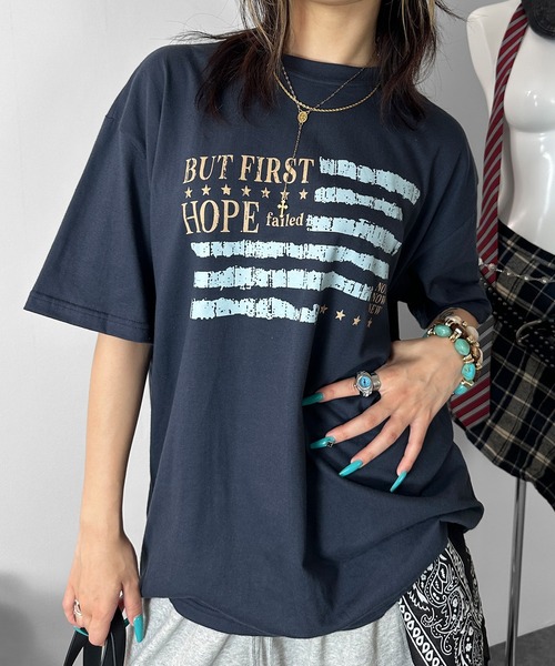 MATU:TA(マトゥータ)の「ヴィンテージフラッグロゴオーバーTシャツ / 海外ガール ロゴTシャツ オーバーTシャツ 半袖 ビッグシルエット ルーズ カジュアル ストリート 韓国 デイリー 3カラー ホワイト ネイビー チャコール(Tシャツ/カットソー・レディース・ホワイト/チャコールグレー/ネイビー・FREE)」の4枚目の写真