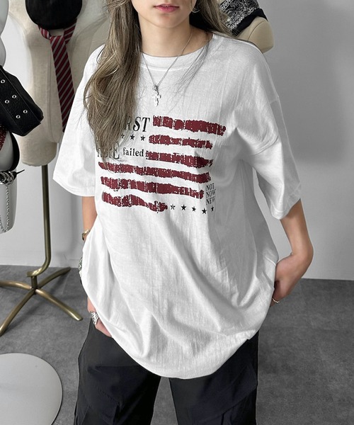 MATU:TA(マトゥータ)の「ヴィンテージフラッグロゴオーバーTシャツ / 海外ガール ロゴTシャツ オーバーTシャツ 半袖 ビッグシルエット ルーズ カジュアル ストリート 韓国 デイリー 3カラー ホワイト ネイビー チャコール(Tシャツ/カットソー・レディース・ホワイト/チャコールグレー/ネイビー・FREE)」の8枚目の写真